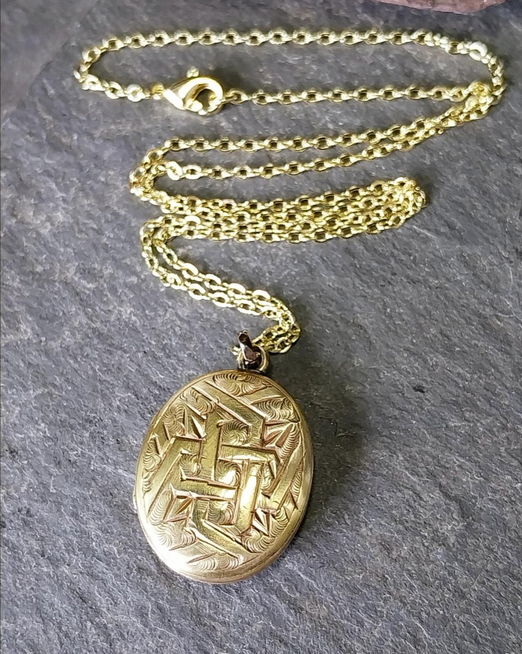 ANTIQUE Oval LOCKET - Pinchbeck Gilt on 18" Chain - 7.6g