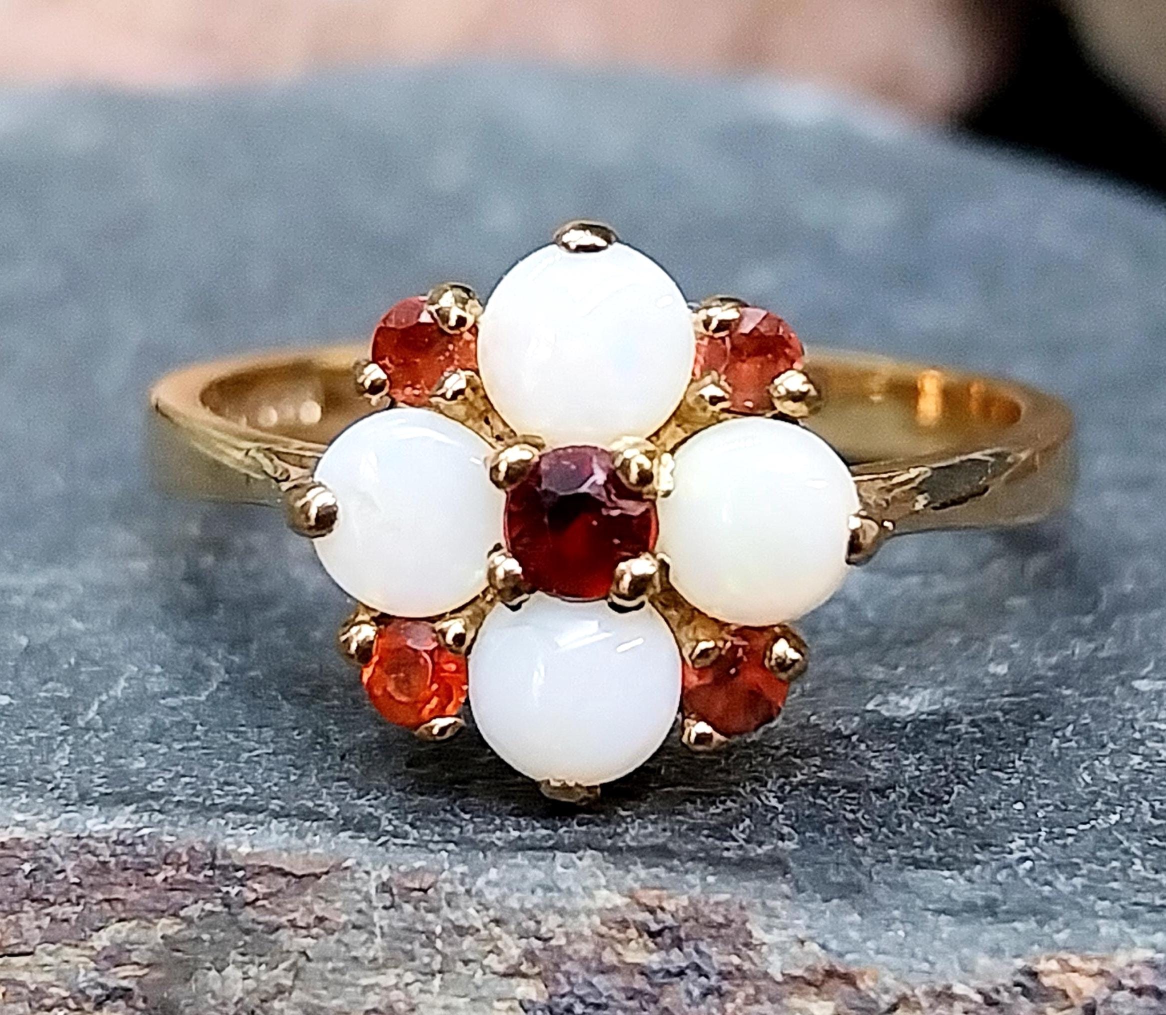9ct GOLD Fire Opal & Garnet Ring - Size uk O (us 7) - Hallmarked - 2.6g