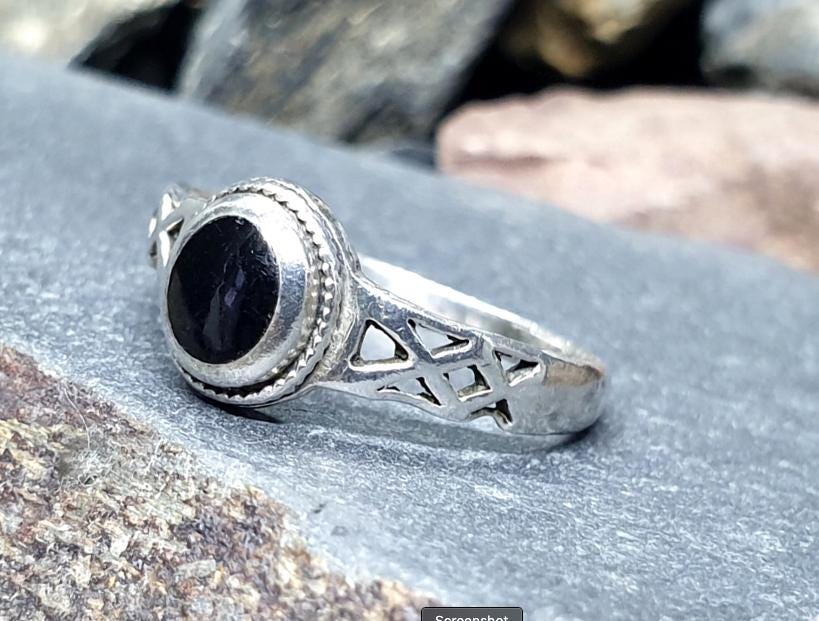 SILVER CELTIC RING - with Black Onyx stone - Size R (us size 8.5) - 2.4g