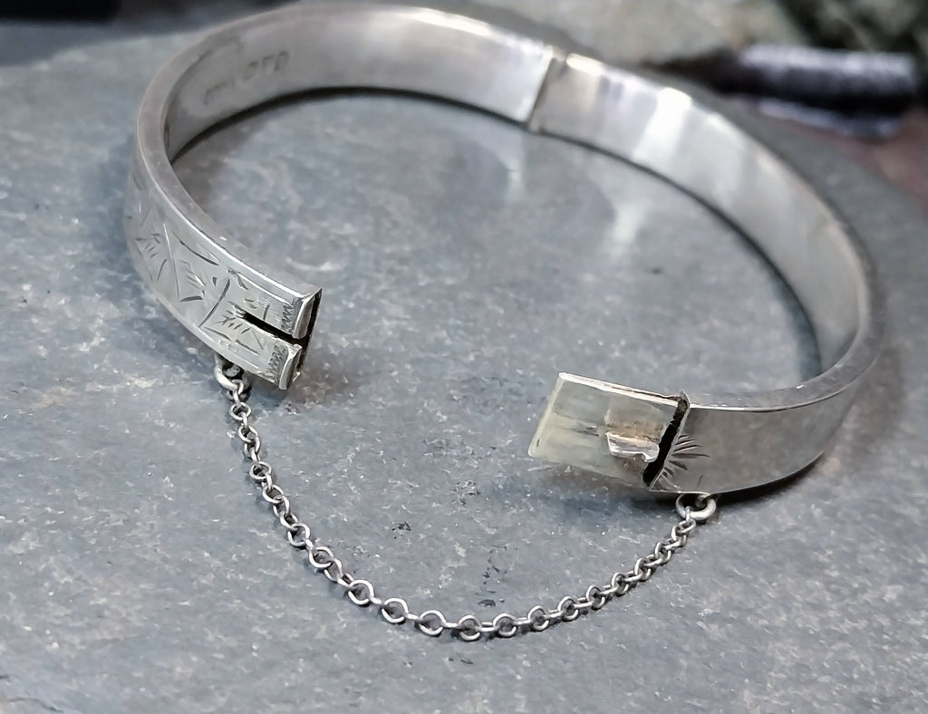 Vintage Sterling SILVER BANGLE Bracelet - Chester 1941 - 11.9g