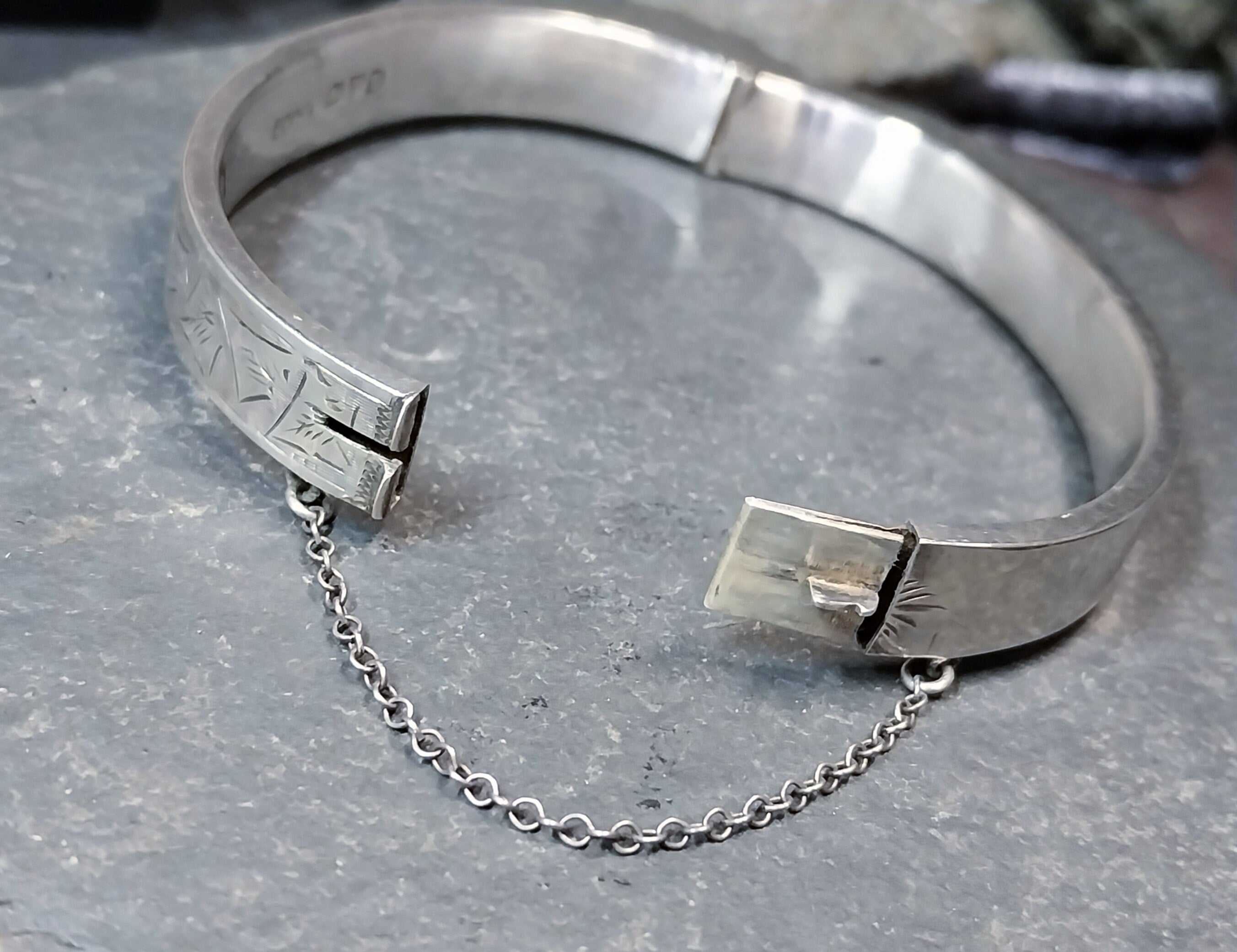 Vintage Sterling SILVER BANGLE Bracelet - Chester 1941 - 11.9g