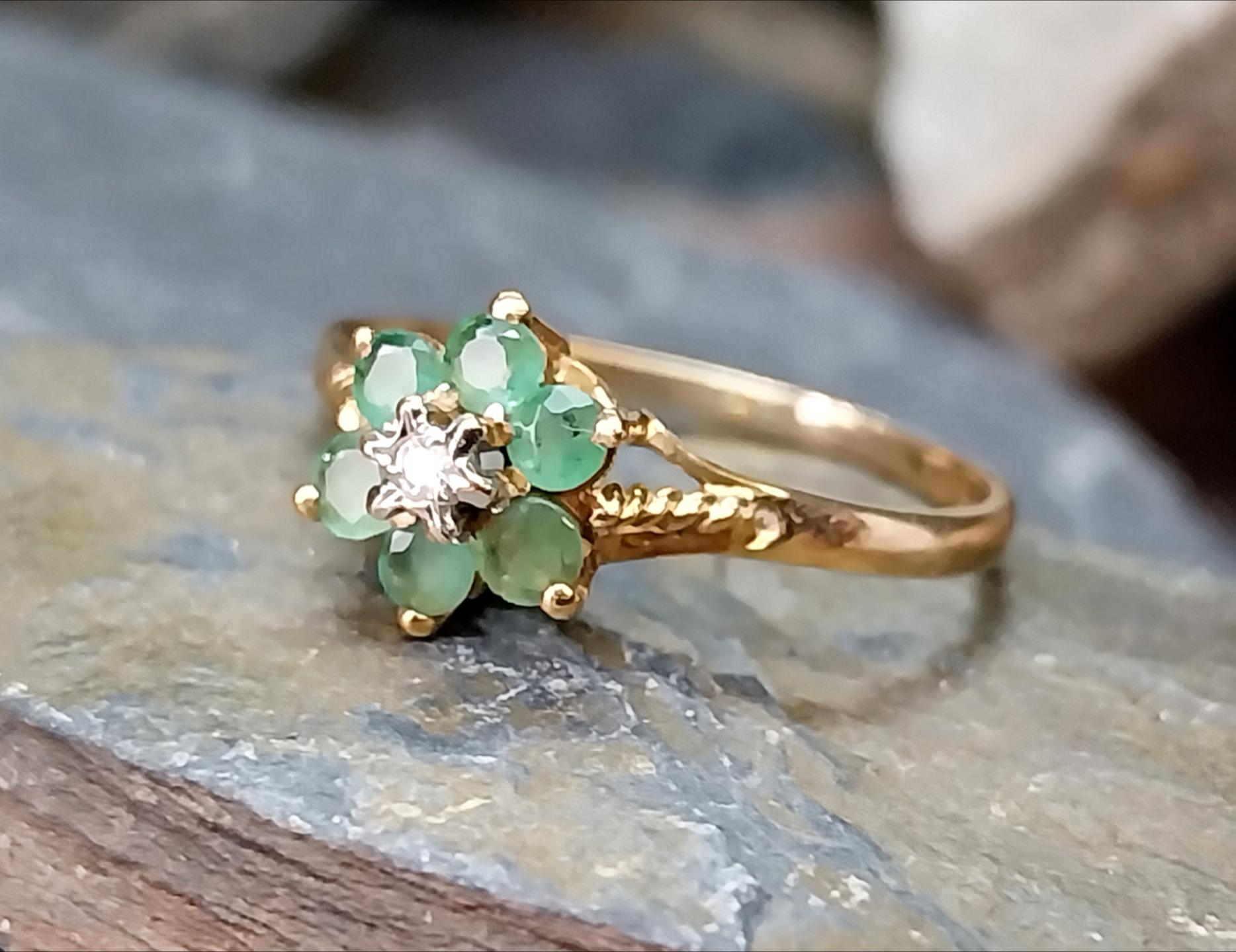 9ct GOLD RING - with Emerald Green Gemstones & Diamond - Size uk M (us 6) - 1.1g