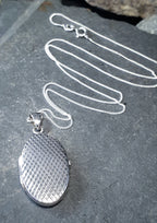 Vintage Oval SILVER LOCKET with Diamond Criss Cross design on 20" Chain - 6.2g