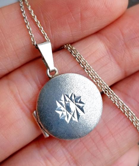 Vintage SILVER Circle LOCKET with Star on 18" Chain - 3.1g