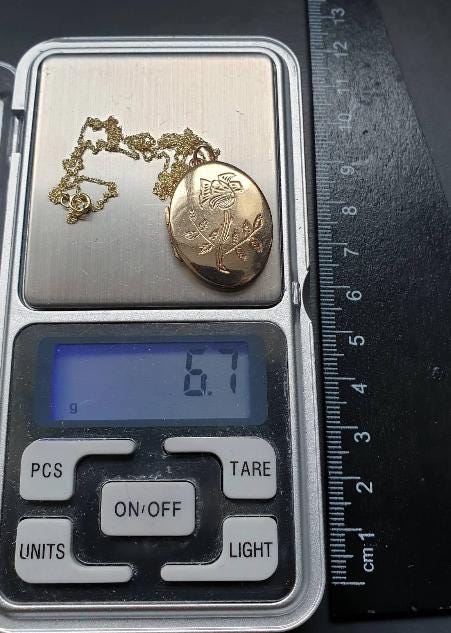 Beautiful vintage 9ct GOLD Single Rose Locket on 20" Chain - 6.7g