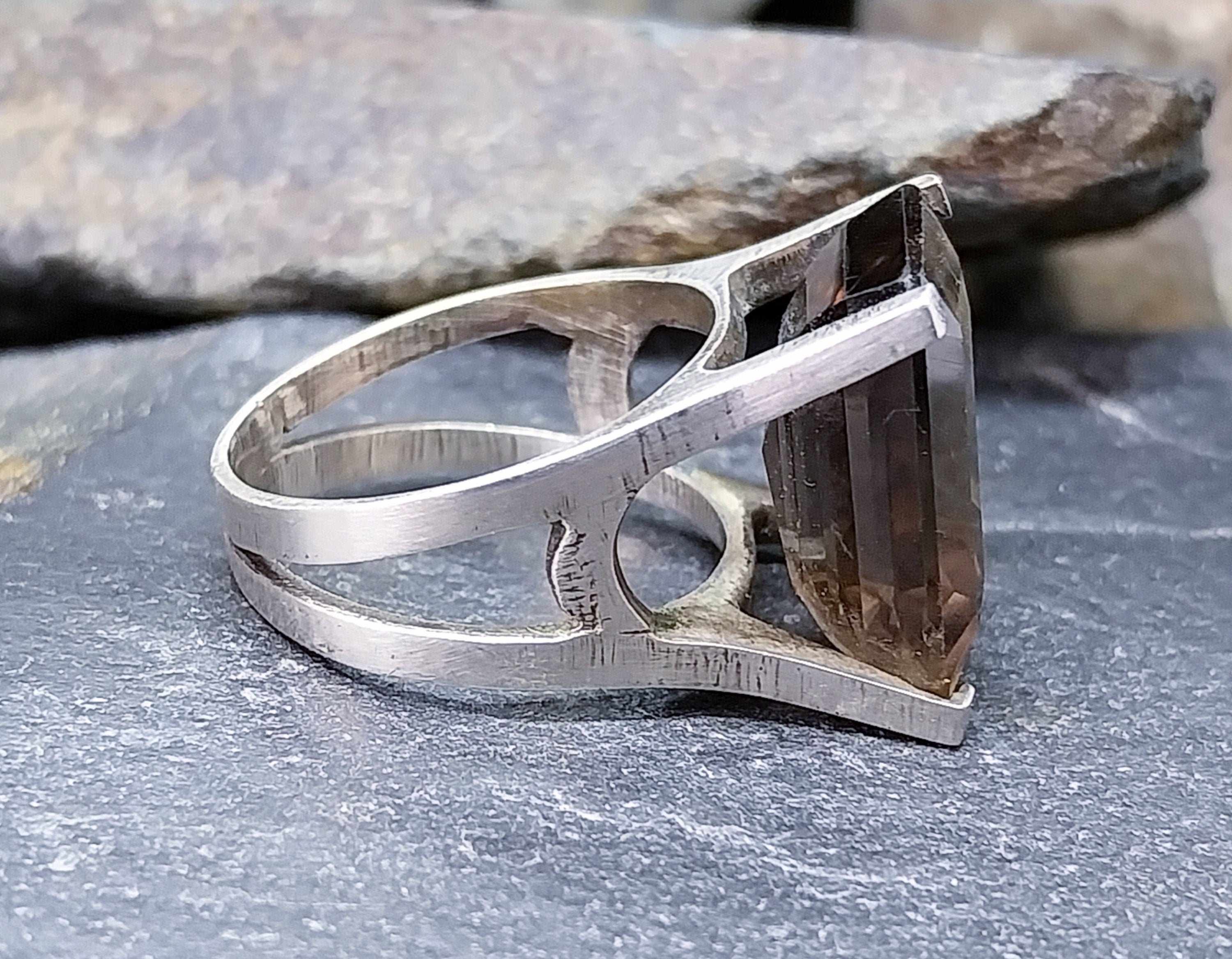Vintage Modernist SILVER RING with Smoky Quartz - uk size O (us 7.5) - 6.4g
