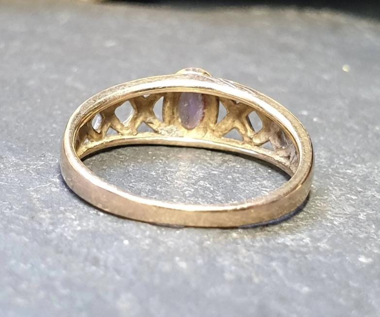 9ct GOLD CELTIC Ring with Purple Amethyst - Trinity Knot - Size uk K (us 5) - 1.8g