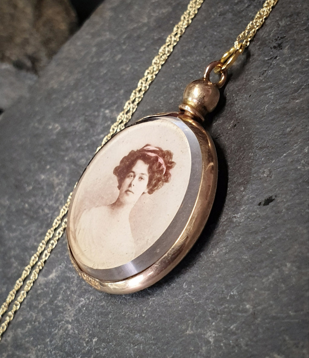 Edwardian 9ct Gold Photo Locket Pendant - Ci 1910 Double Sided Locket on 20" chain 5.2g