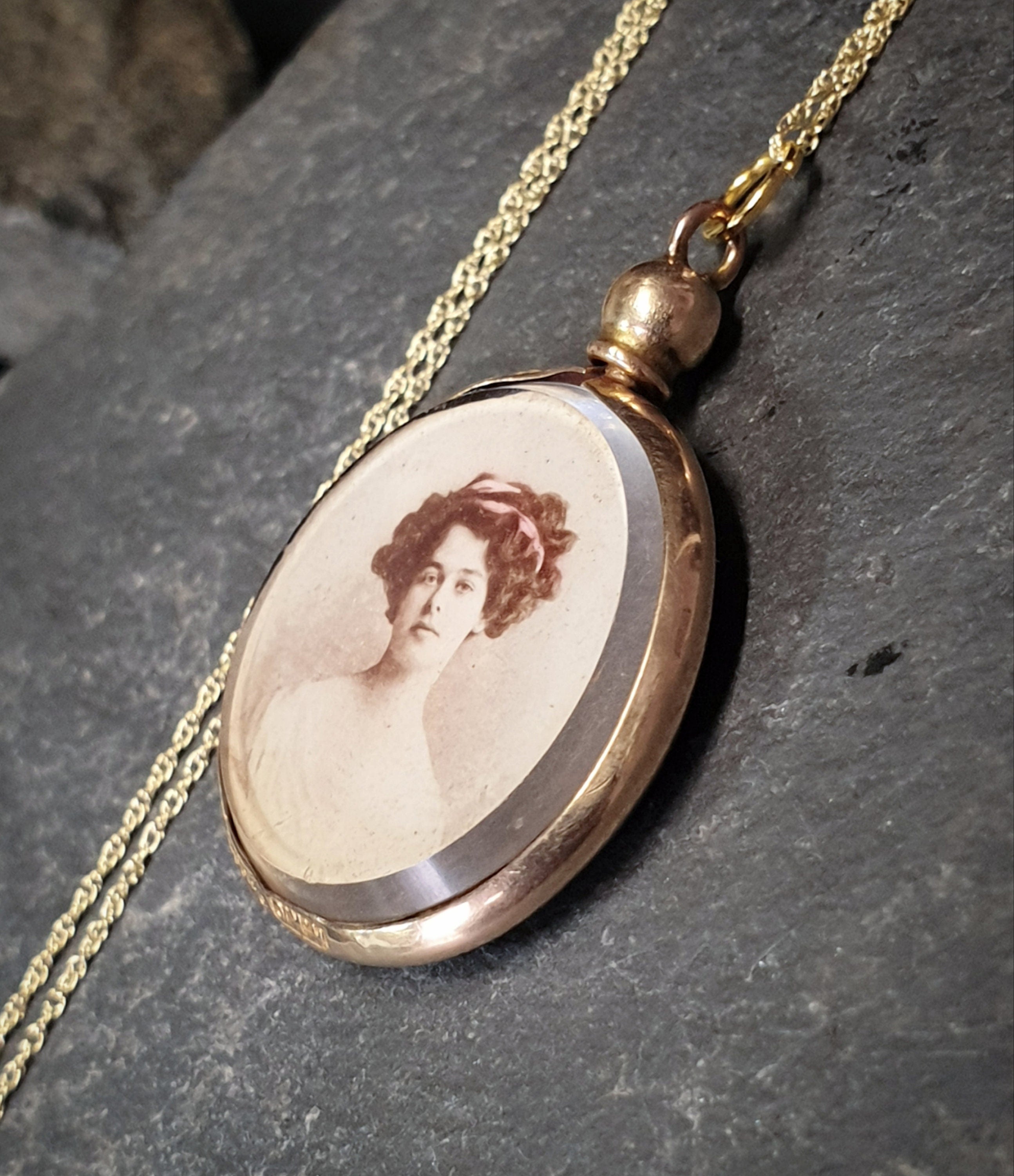 Edwardian 9ct Gold Photo Locket Pendant - Ci 1910 Double Sided Locket on 20" chain 5.2g