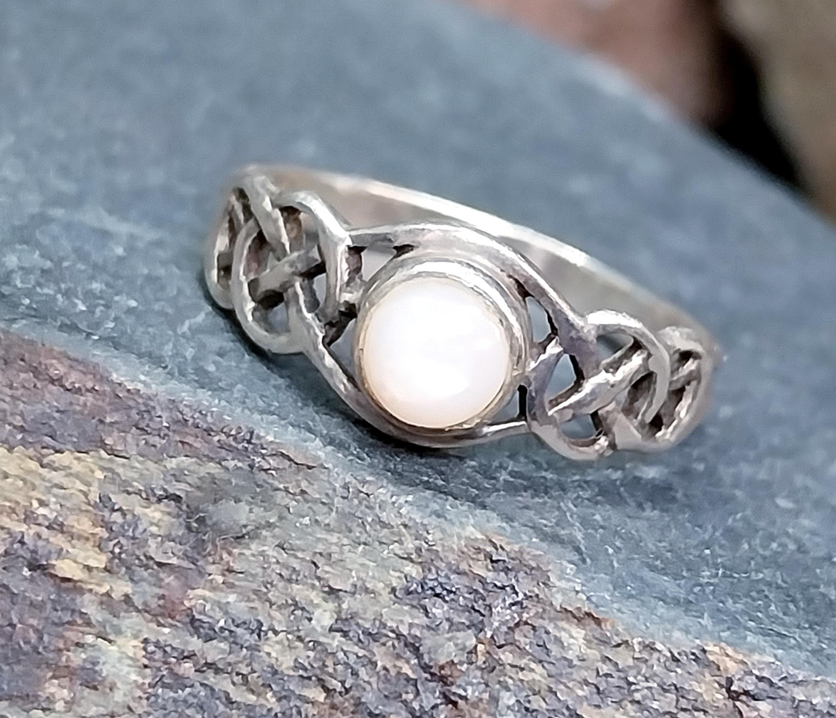 Vintage Mother of Pearl RING Sterling Silver Celtic Knot - Size uk m1/2 ( us 6.5) - 1.5g