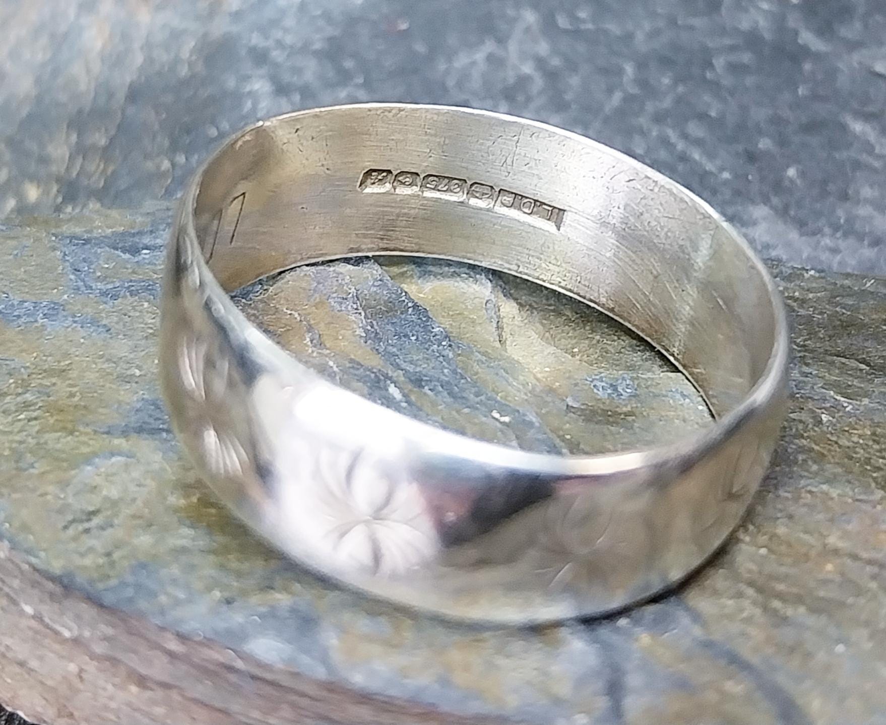 9ct White GOLD Ring Wedding Band with Stars - Hallmarked - Size S (us 9) - 3.7g