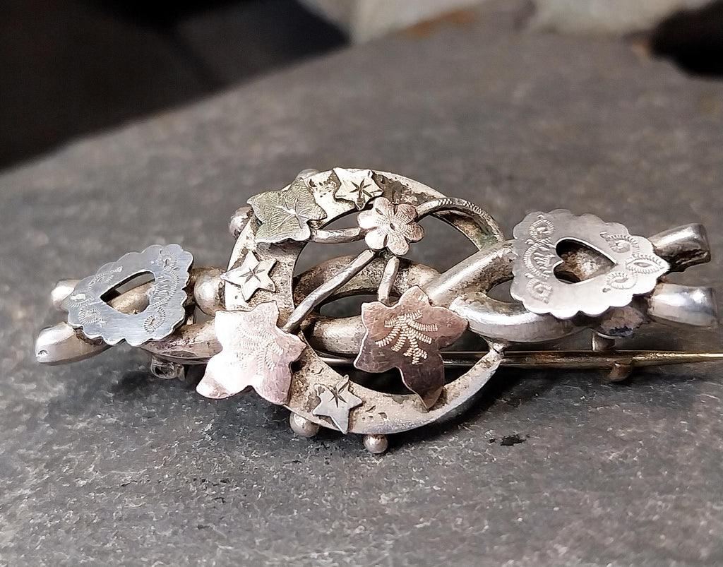 VICTORIAN CRESCENT MOON Brooch with hearts - Hallmarked 1899 - 4.3g