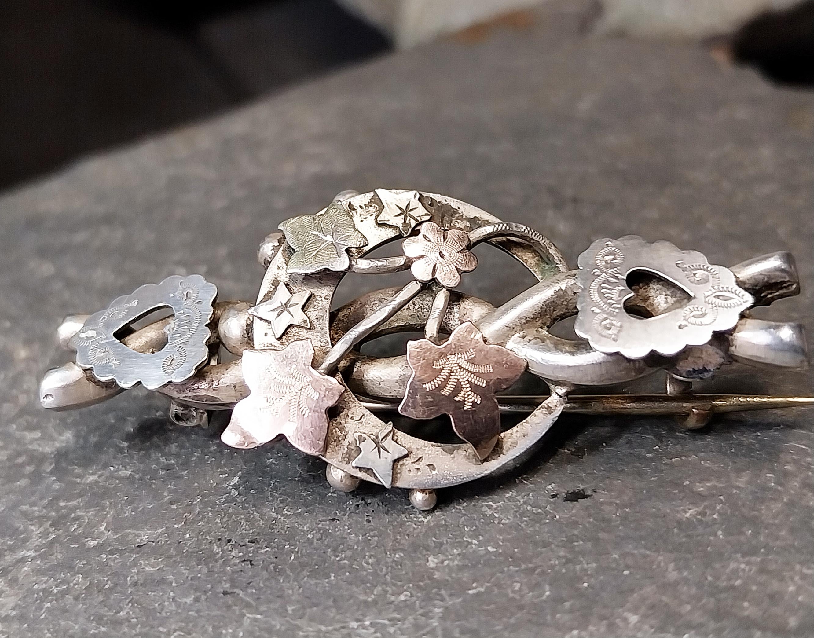 VICTORIAN CRESCENT MOON Brooch with hearts - Hallmarked 1899 - 4.3g
