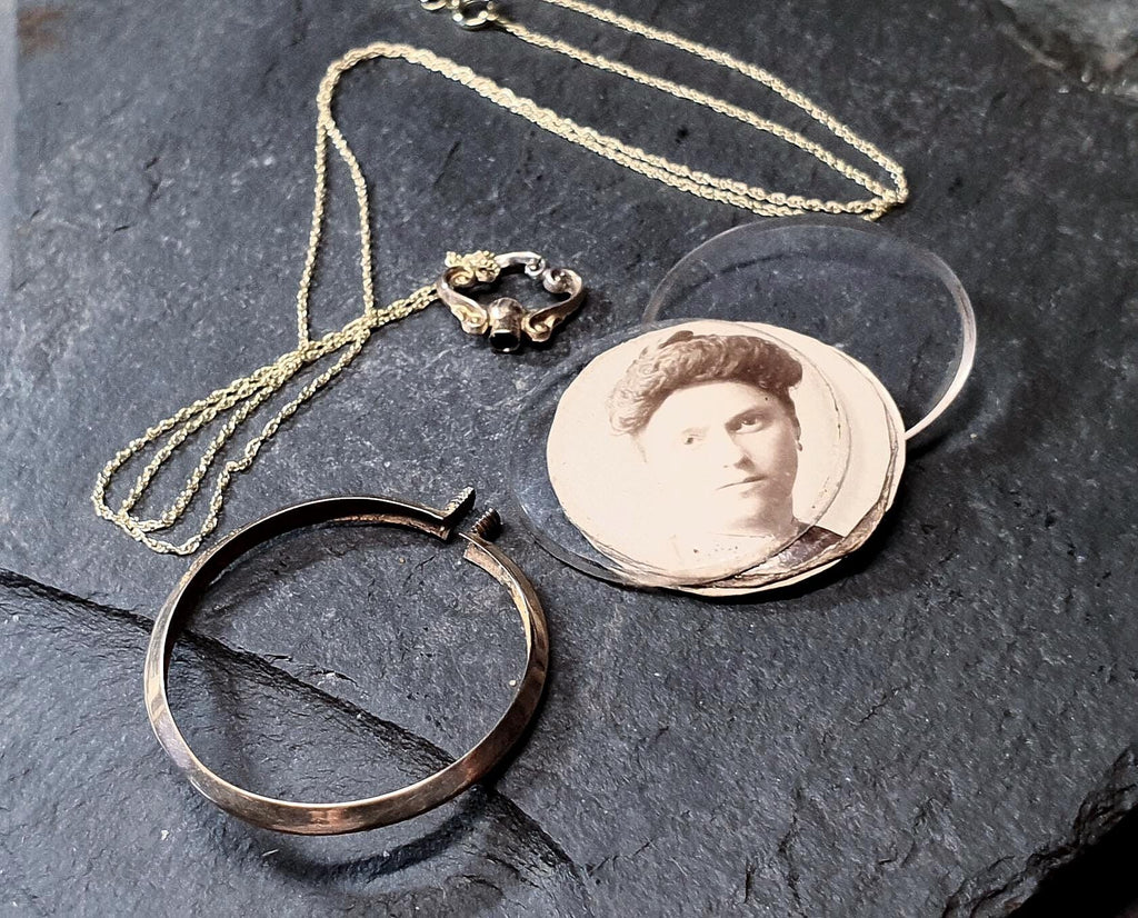 Victorian 9ct Gold Photo Locket Fob / Pendant on 20" chain - Circa 1887  - 4.2g
