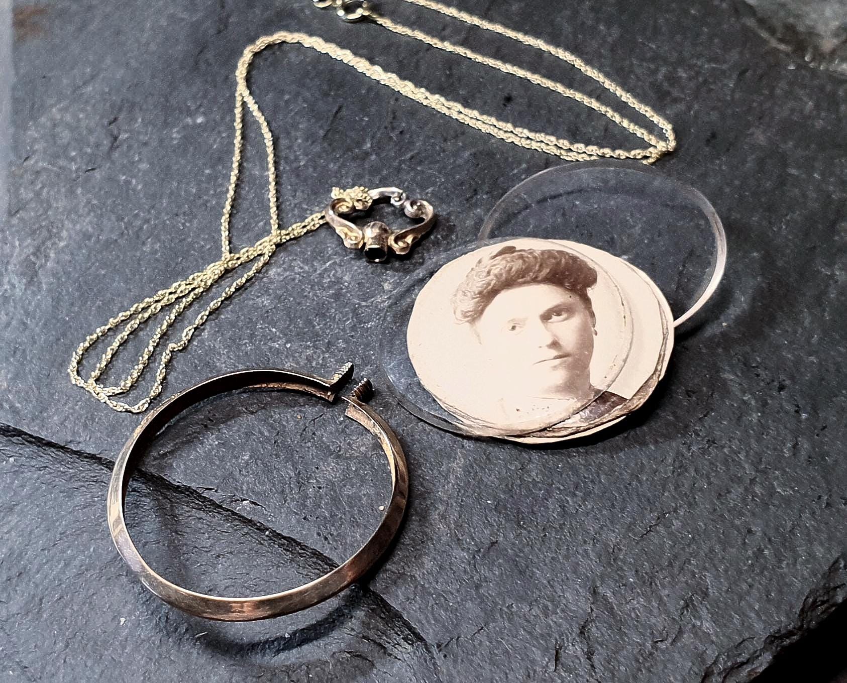 Victorian 9ct Gold Photo Locket Fob / Pendant on 20" chain - Circa 1887  - 4.2g