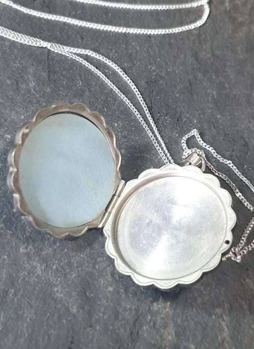 Vintage Silver Circular LOCKET Necklace with Crimped Edge on 18" Chain - 4.3g