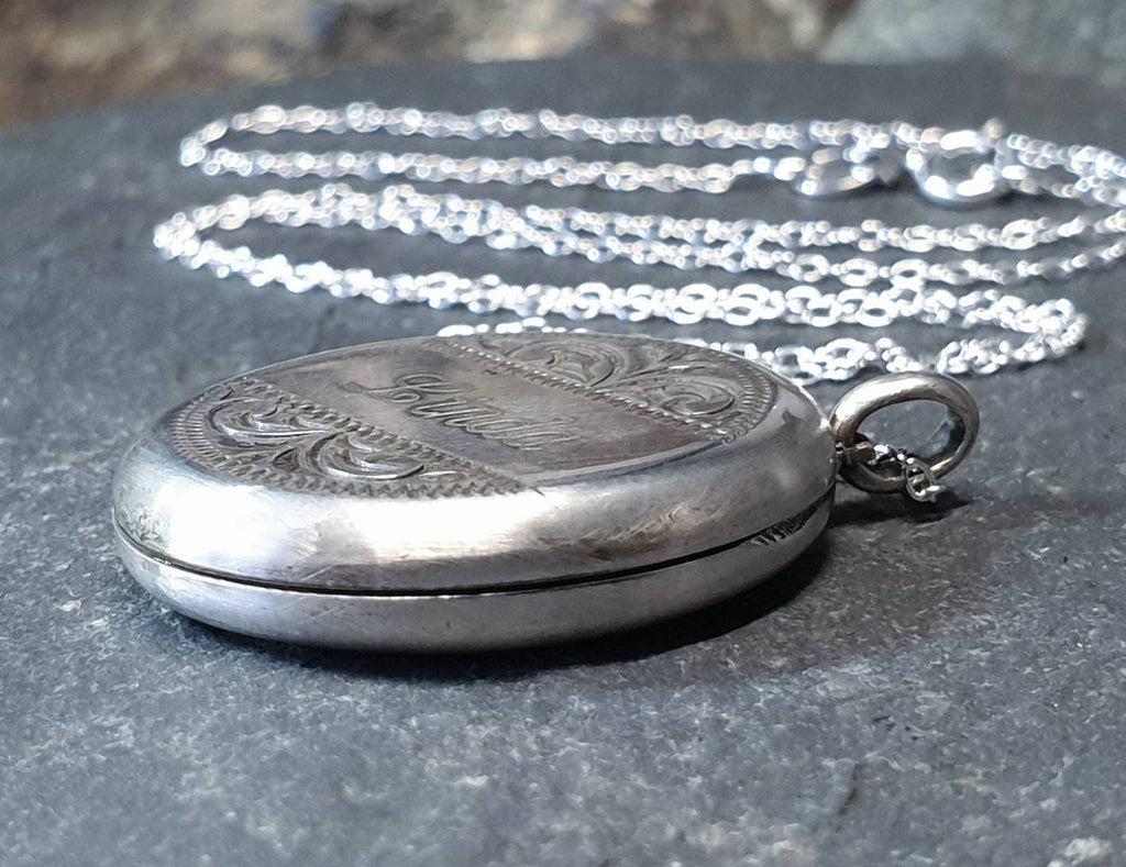 STERLING SILVER Locket Necklace - Engraved 'Linda' - with 18" Chain - 5g