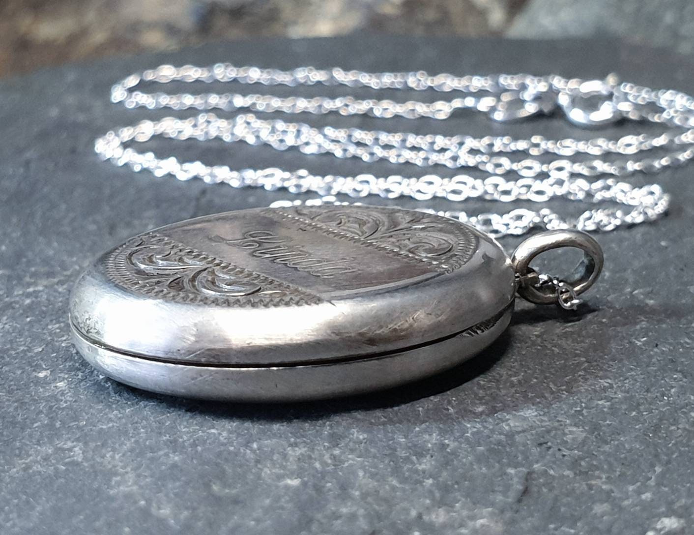 STERLING SILVER Locket Necklace - Engraved 'Linda' - with 18" Chain - 5g