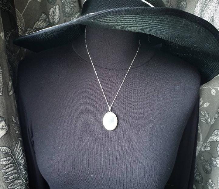 Vintage SILVER OVAL LOCKET c 1978- Scroll Border 20" Chain - 7g