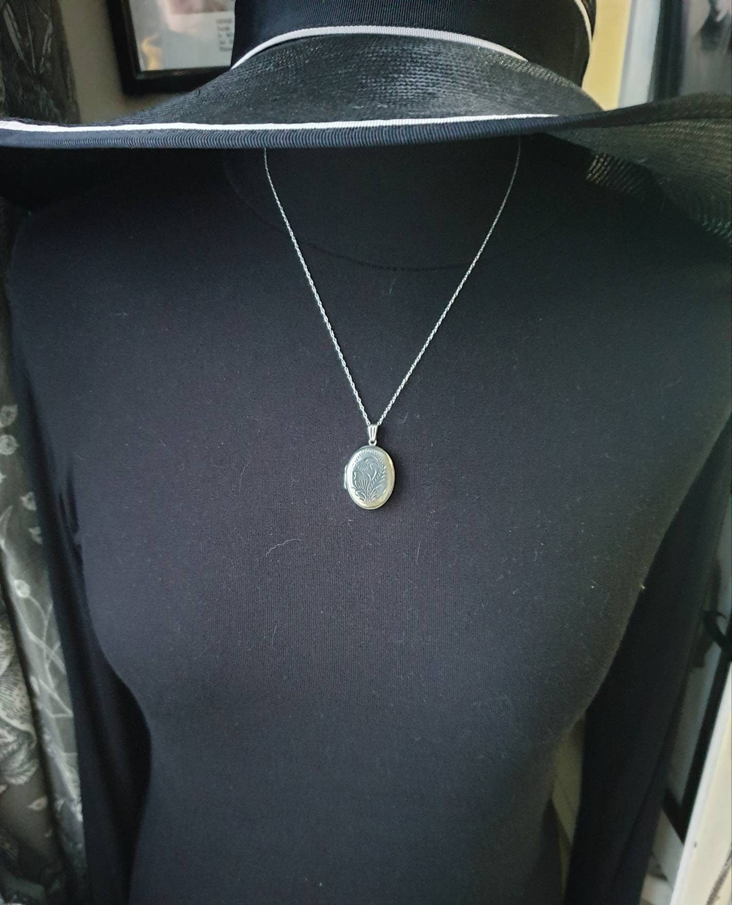 Vintage OVAL SILVER LOCKET - Fauna Pattern with 20" Chain - 6g