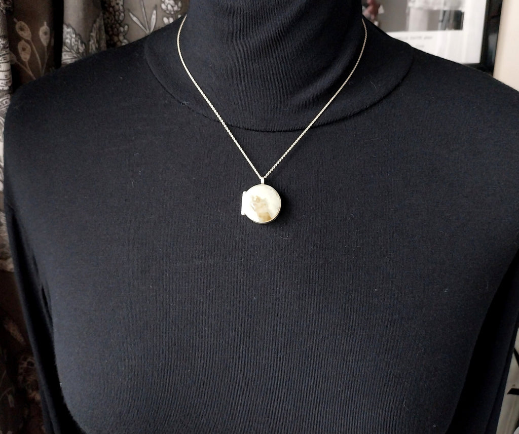 Vintage Sterling Silver Agate Circle Locket - 18" chain - 10.3g