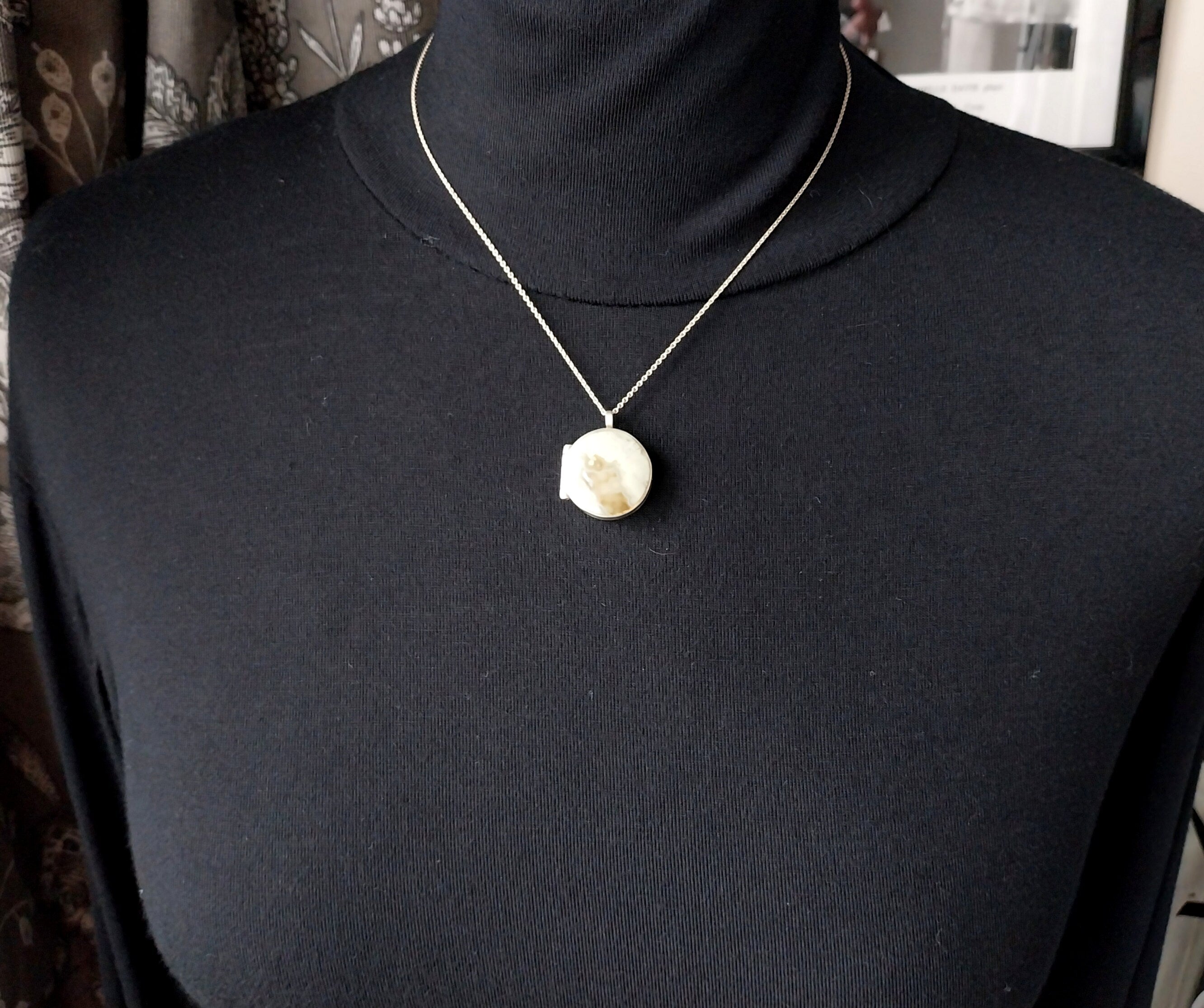 Vintage Sterling Silver Agate Circle Locket - 18" chain - 10.3g