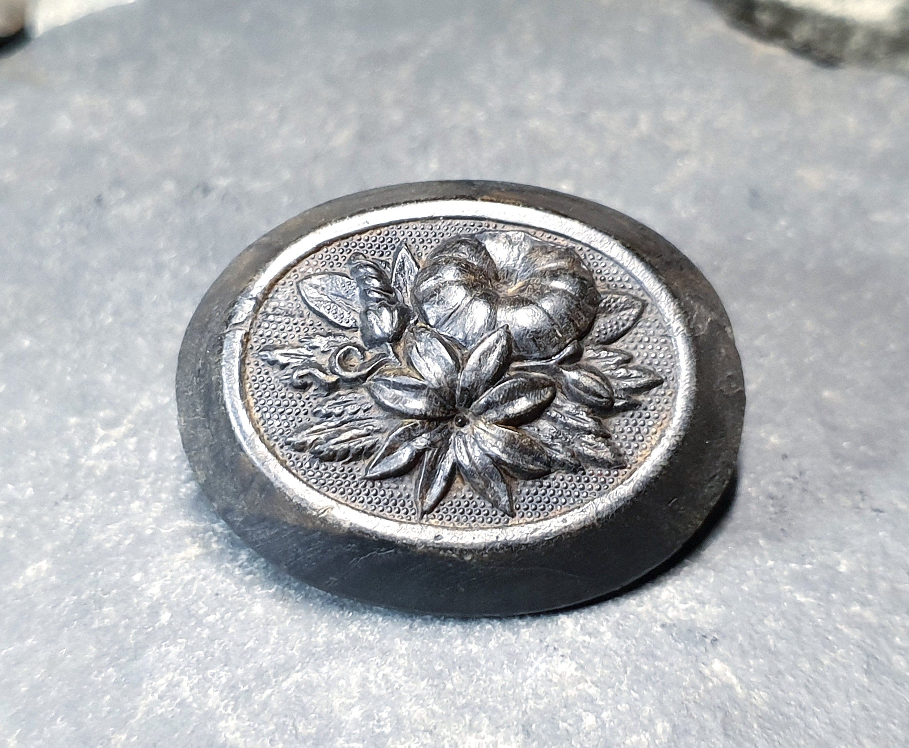 Antique Victorian Vulcanite Brooch with flowers - 10.4g