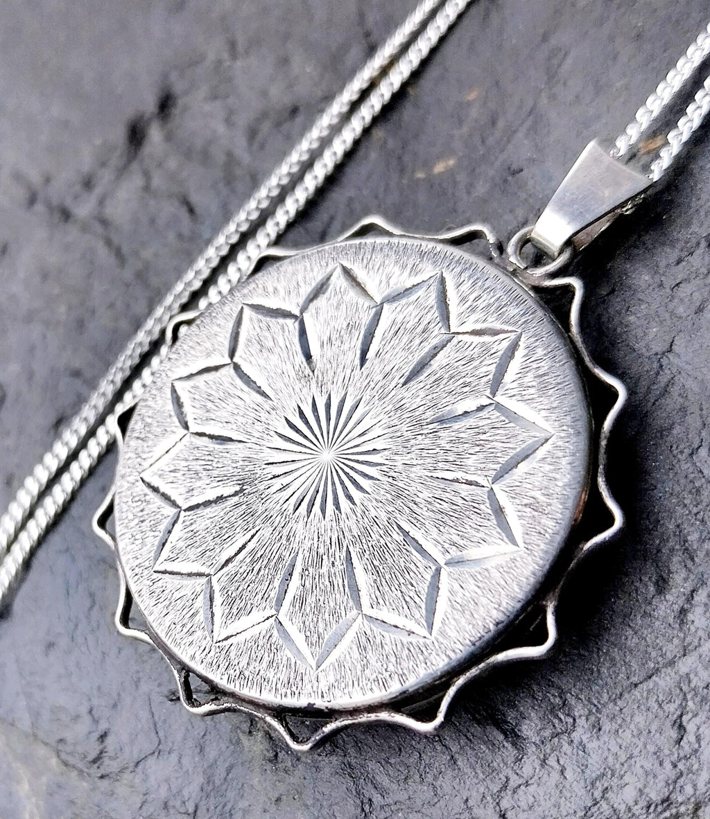 Large Vintage SILVER SUNBURST LOCKET - Sunning with 20" Chain - 10.2g
