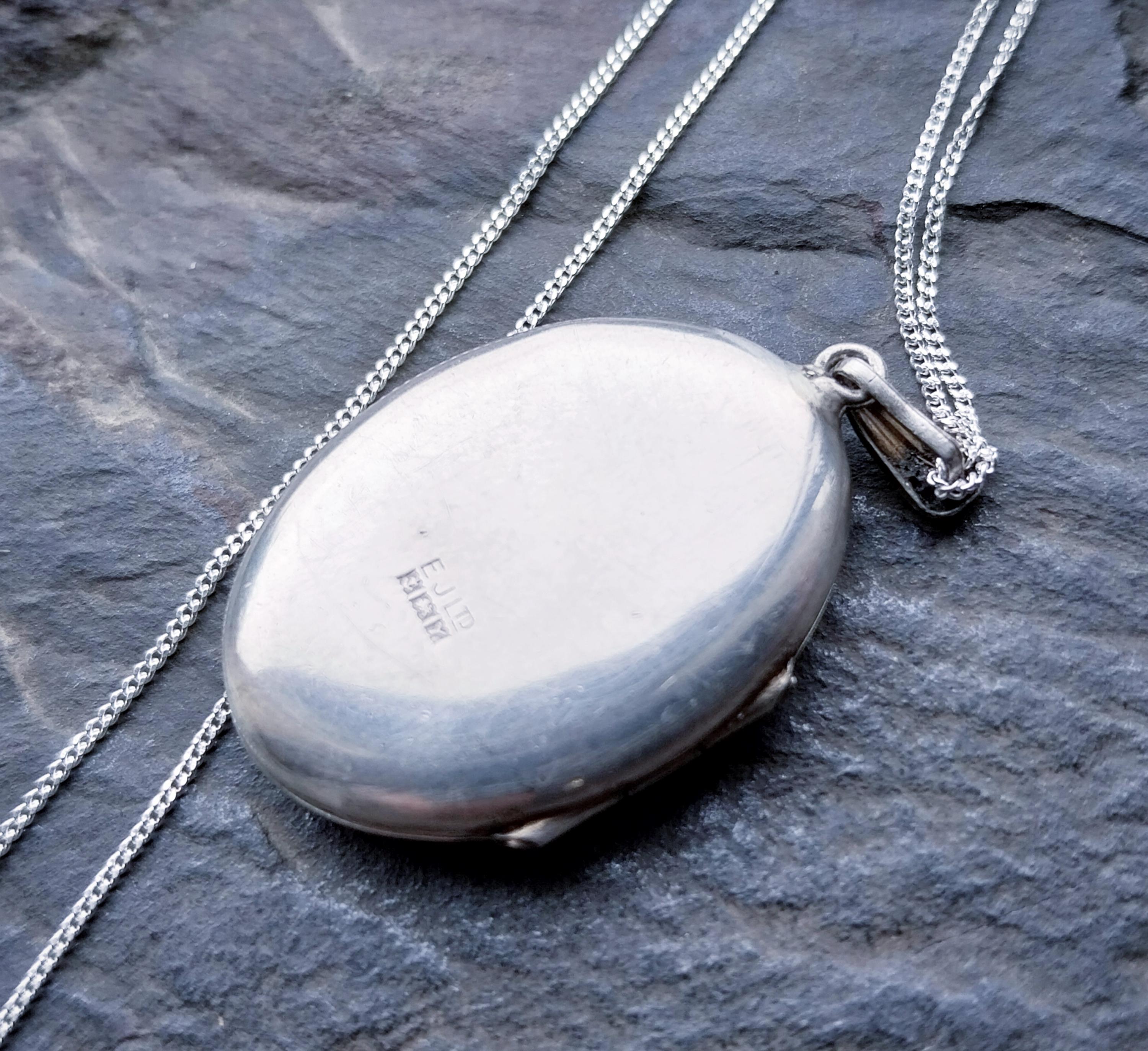 Vintage Oval SILVER LOCKET with Striped design on 18" Chain - 6.4g