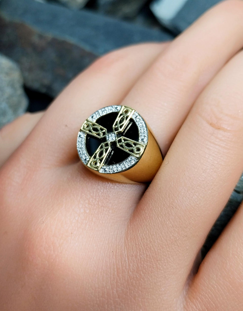 9ct GOLD RING with Onyx & DIAMOND Celtic Cross - Size uk R (us 8.5) - 5.7g