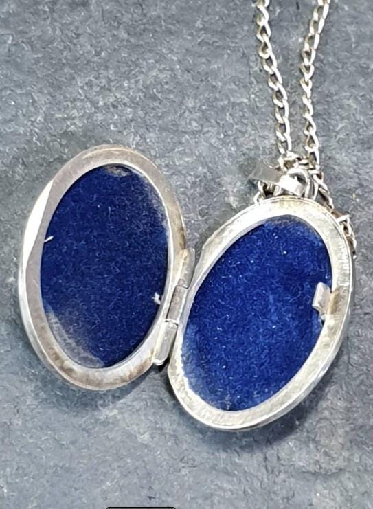 Sterling Silver OVAL LOCKET Necklace, Spiral Wreath on 18" Chain - 4.2g