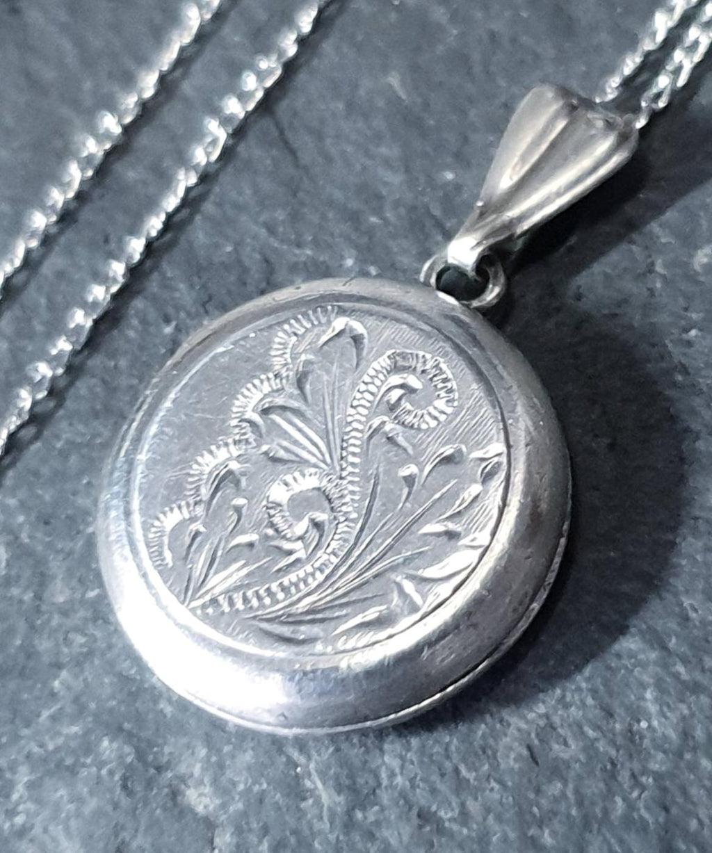 Edwardian Round Small LOCKET Hallmarked Silver on  16" Chain - 4.2g