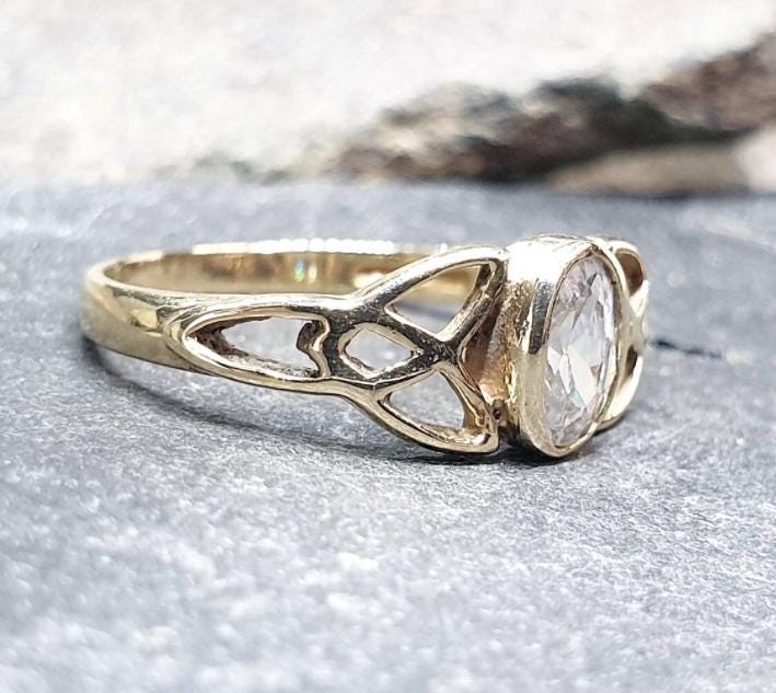 9ct GOLD CELTIC KNOT Ring - Clear Gemstone - uk size P (us 7.5) - 1.3g