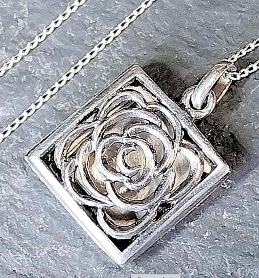 Vtg Sterling SILVER Rose Locket necklace -  on 18" Chain - 5.4g