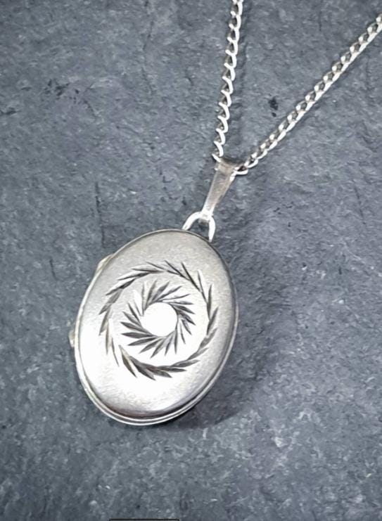 Sterling Silver OVAL LOCKET Necklace, Spiral Wreath on 18" Chain - 4.2g