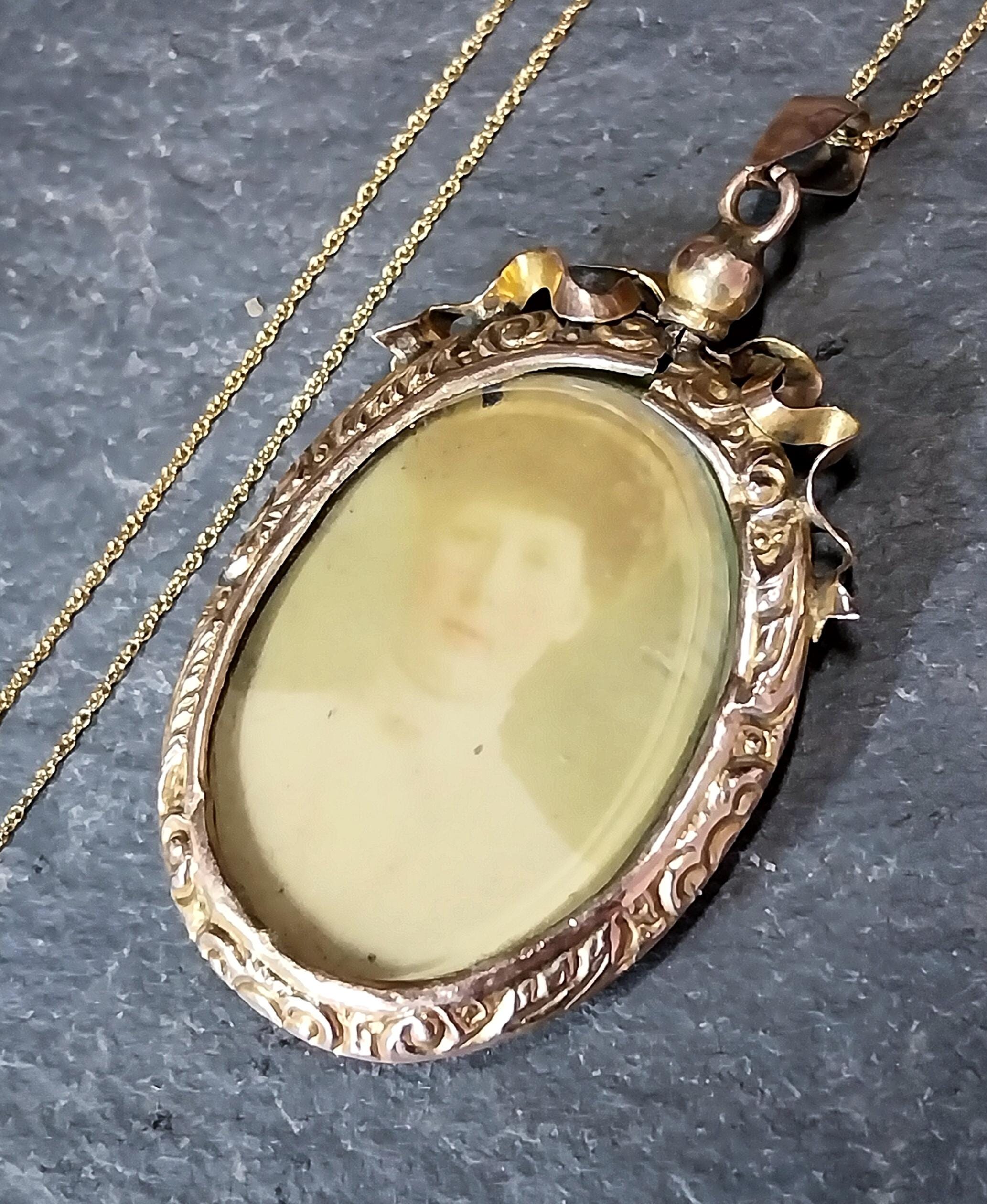 Victorian 9ct Gold Photo Locket Pendant - Double Sided on 18" Gold Chain - 9.8g