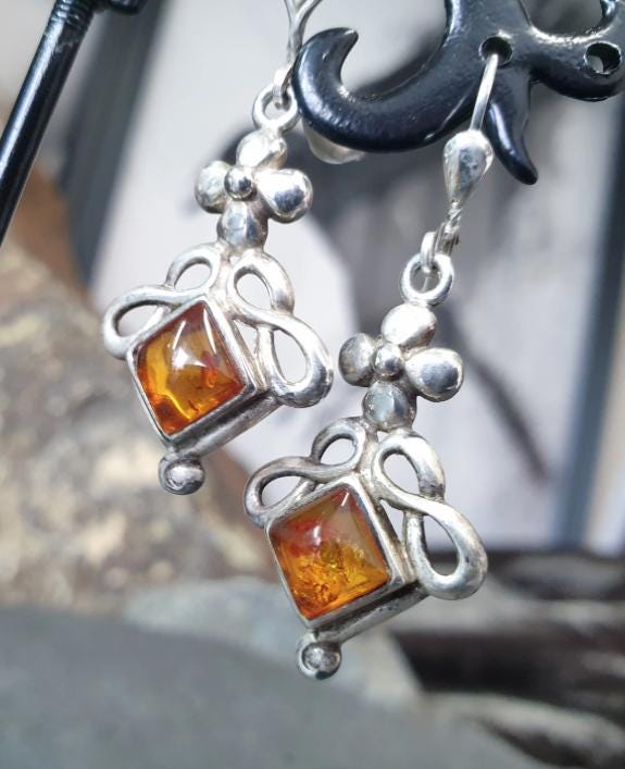 Sterling Silver Dangly Earrings - with Amber gemstone - 5g