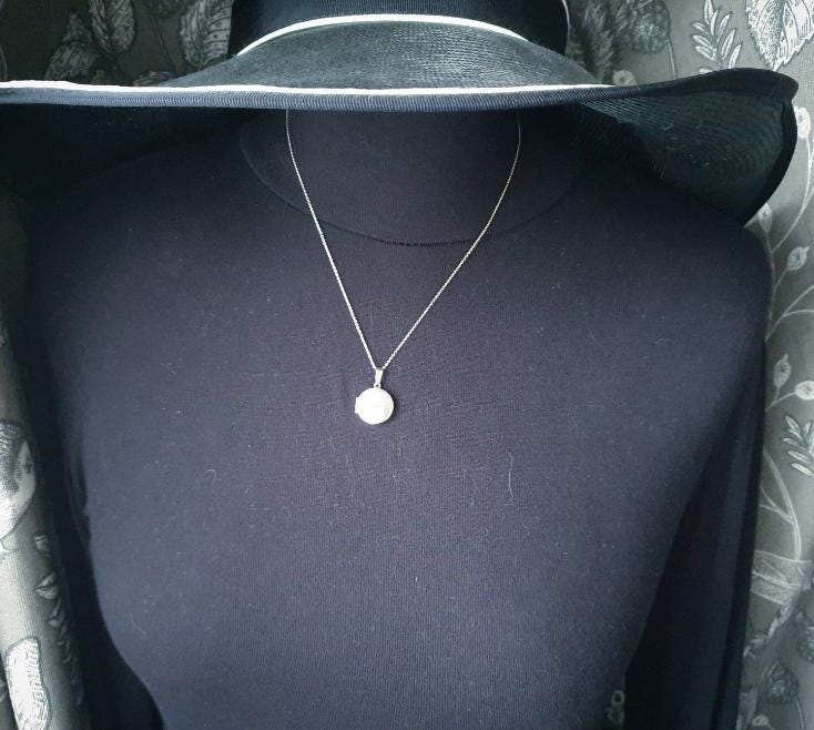 Vintage SILVER Circle LOCKET with Star on 18" Chain - 3.1g