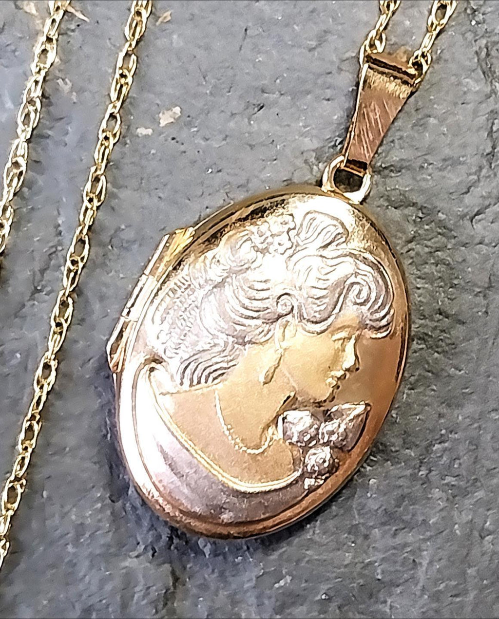 9ct GOLD LOCKET Necklace with Cameo Lady on 18" Chain - 3.2g