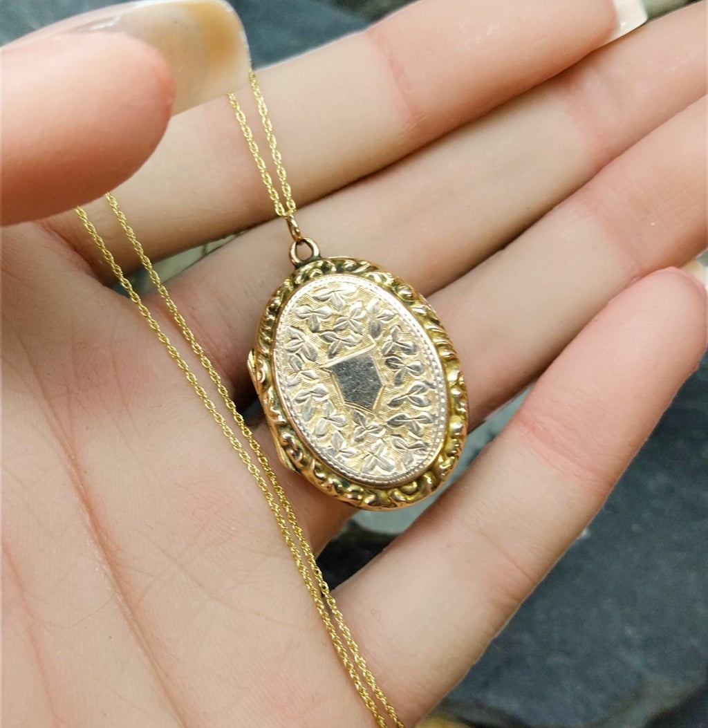 Antique 9ct Gold Oval LOCKET - Ivy Leaf design on 20" Chain - 5.4g