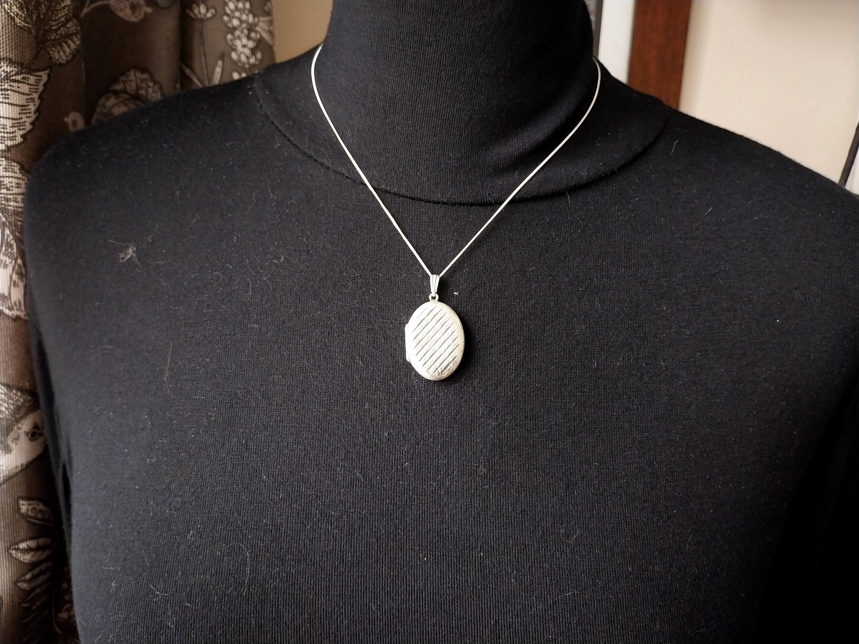 Vintage Oval SILVER LOCKET with Striped design on 18" Chain - 6.4g