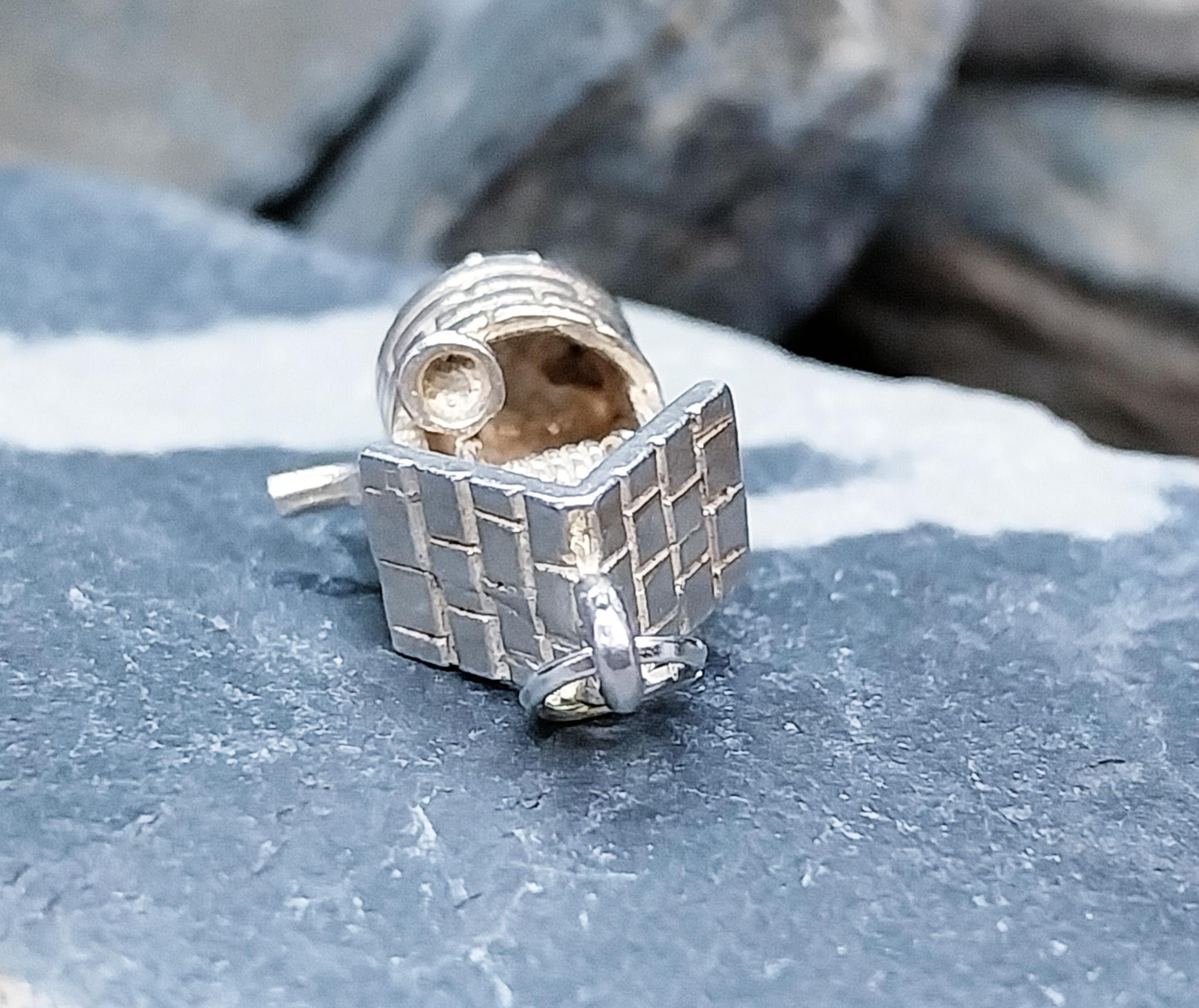 Vintage WISHING WELL Charm - Story Tale, 925 sterling silver - 2.9g