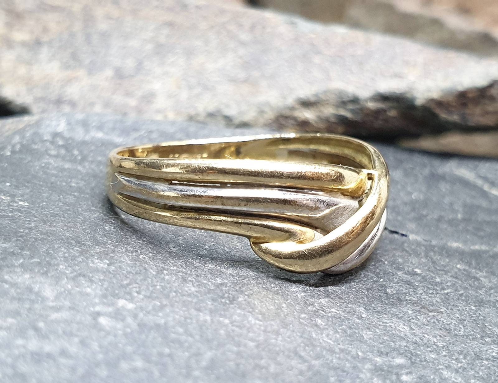 9ct GOLD Two colour CROSSOVER Ring - Yellow & White Gold - Size N (6.75) - 2g