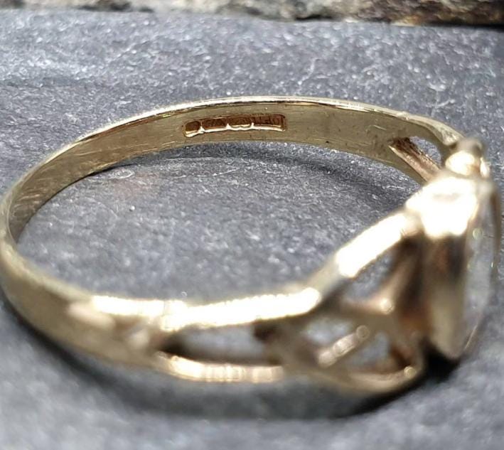 9ct GOLD CELTIC KNOT Ring - Clear Gemstone - uk size P (us 7.5) - 1.3g