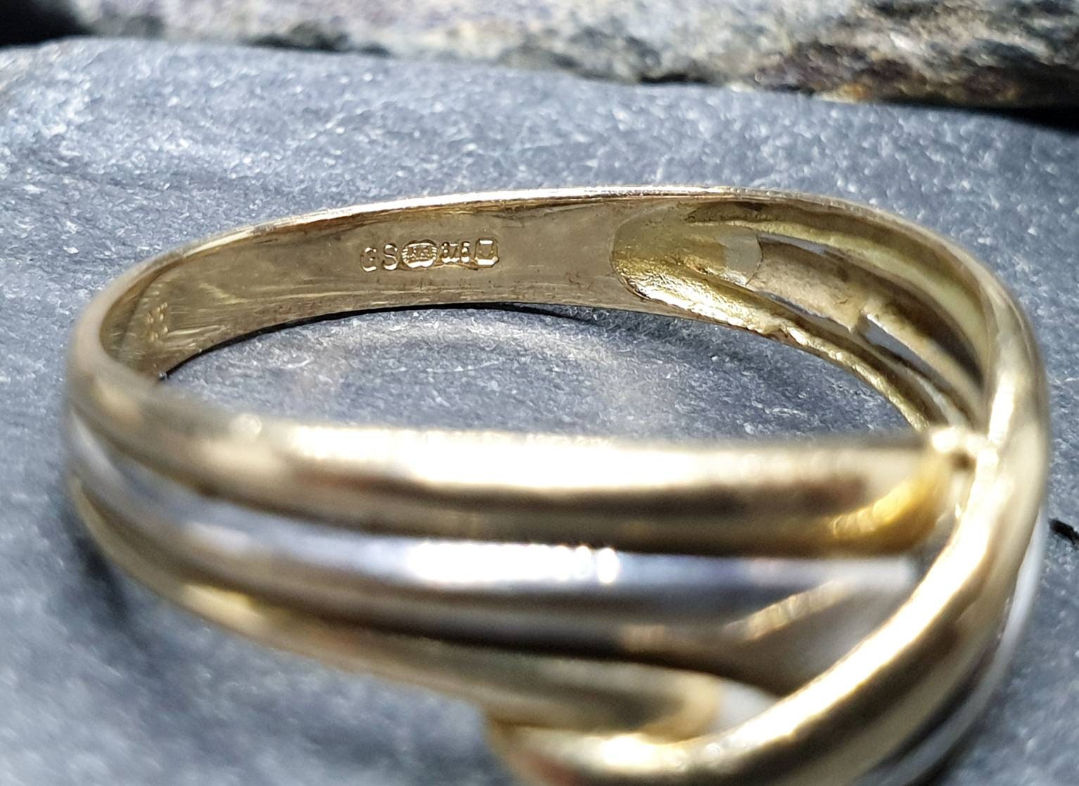 9ct GOLD Two colour CROSSOVER Ring - Yellow & White Gold - Size N (6.75) - 2g