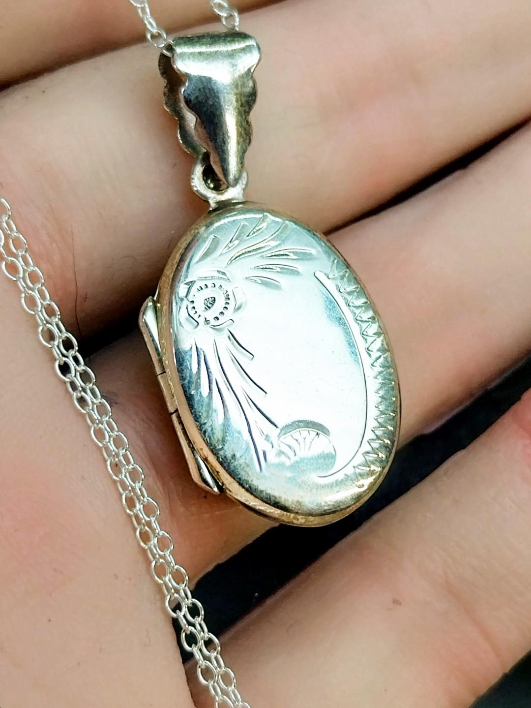 Vintage SILVER OVAL Locket Necklace single flower - with 18" Chain - 4.5g