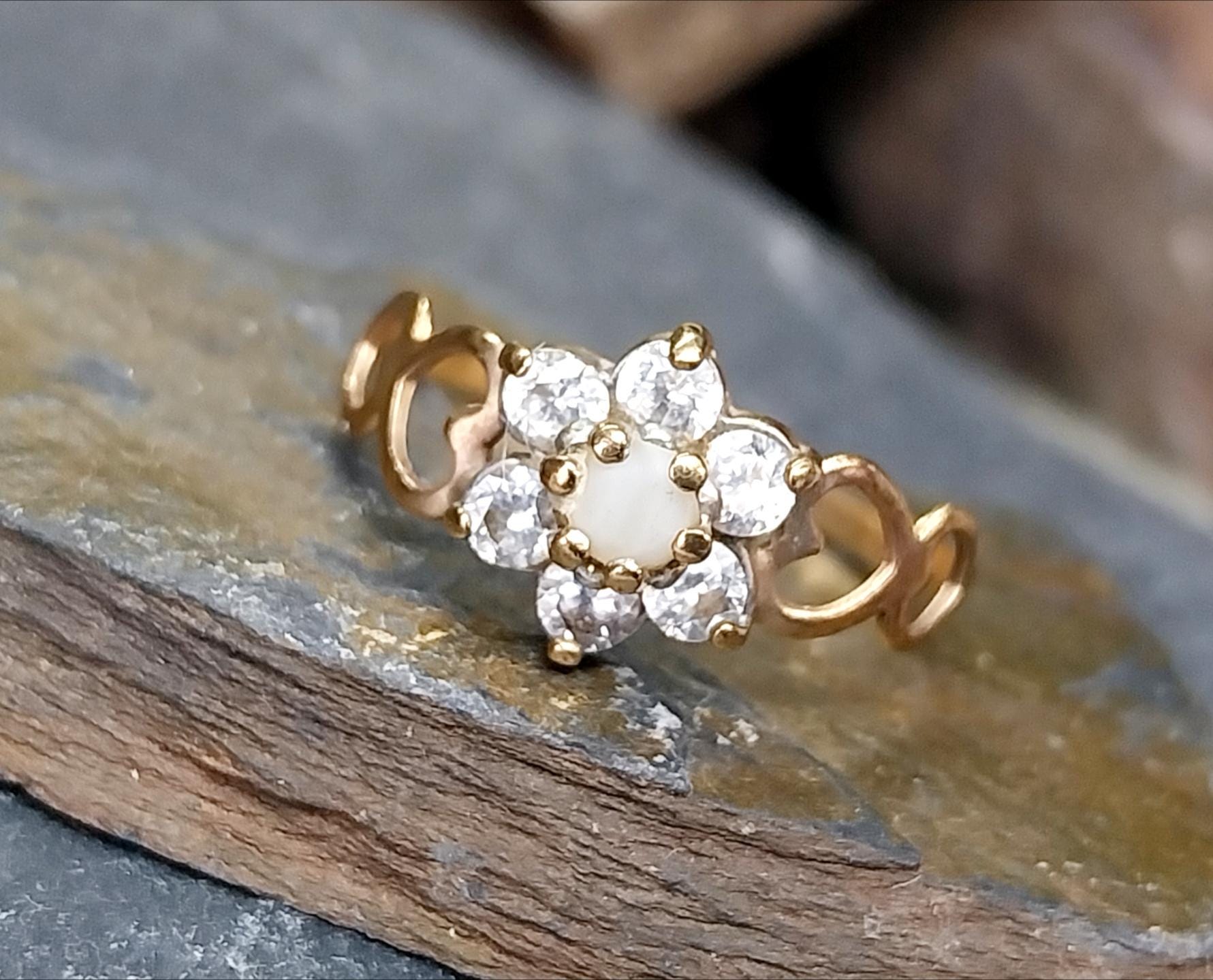 9ct GOLD RING - Flower Cluster with Milky Opal - Size uk N (us 6.5) -1.2g