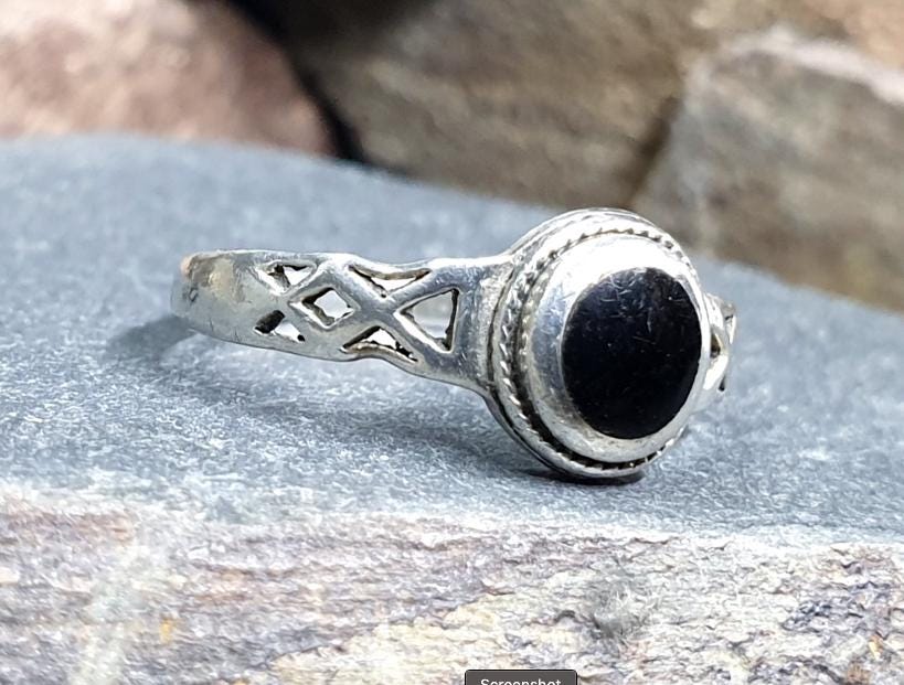 SILVER CELTIC RING - with Black Onyx stone - Size R (us size 8.5) - 2.4g