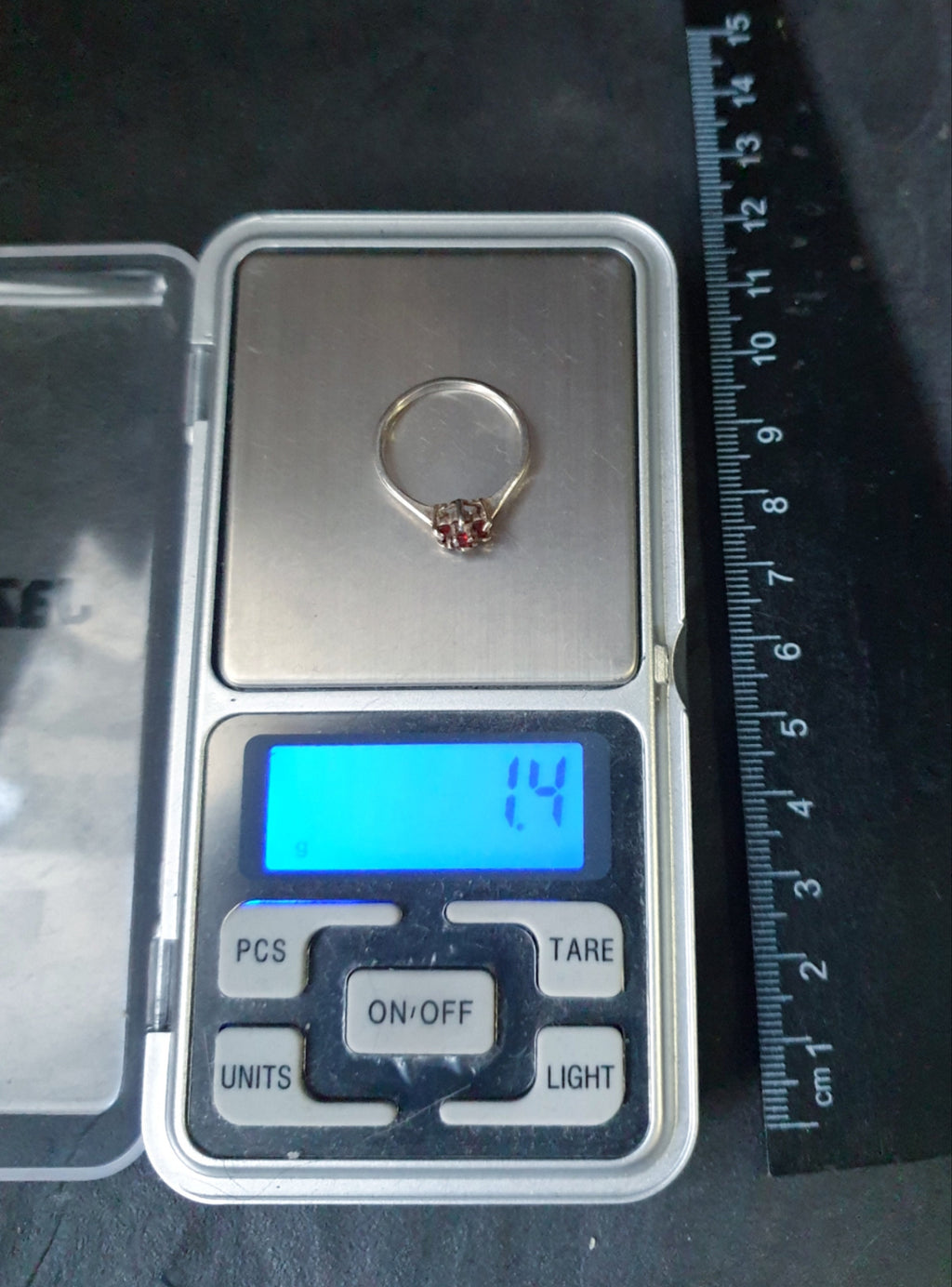 SILVER RING with Garnet Cluster, hallmarked 1977 - uk size N (us 6.5) - 6.4g