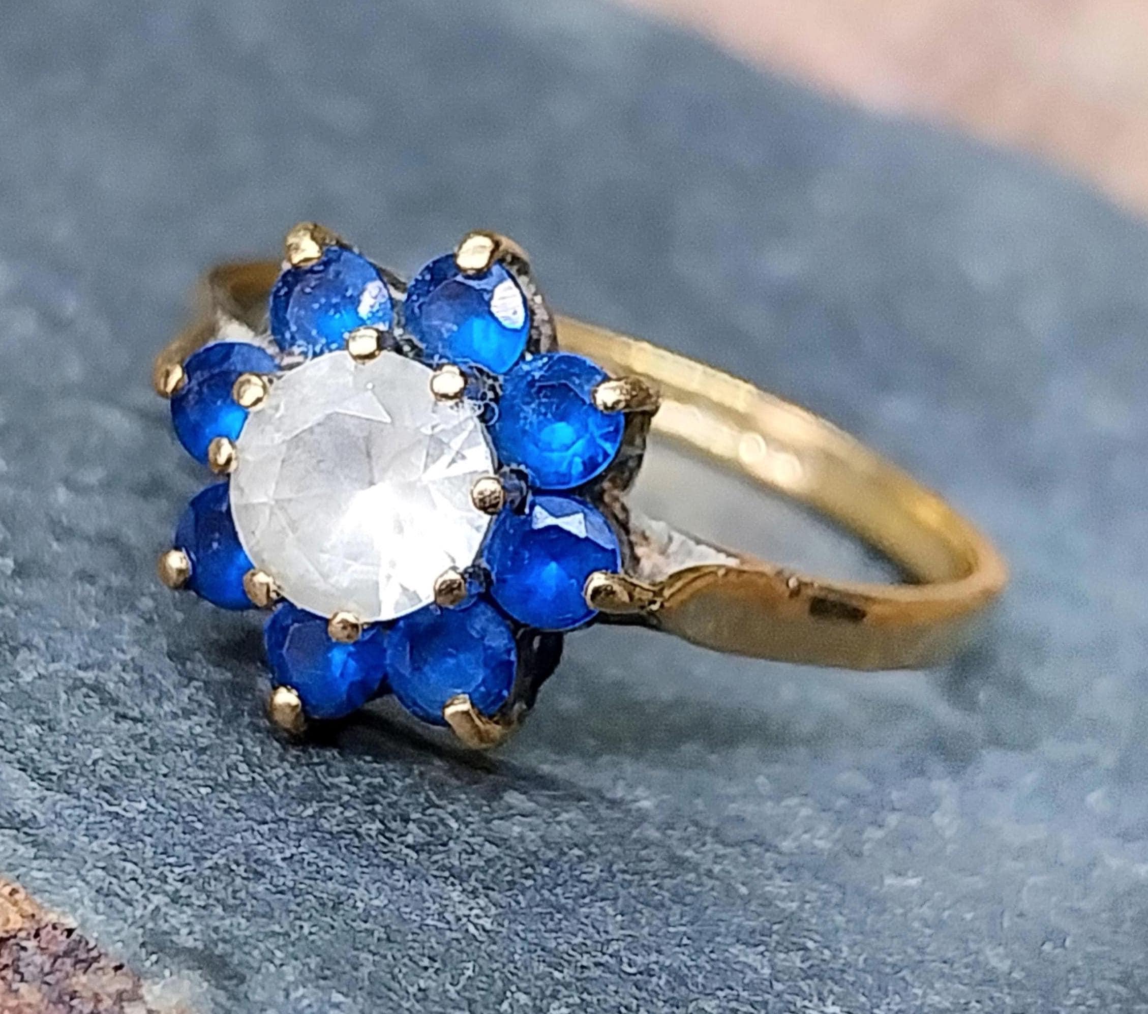 Vintage 9ct GOLD Ring - Blue Flower Cluster - UK Size P (us 7.5) - 1.7g